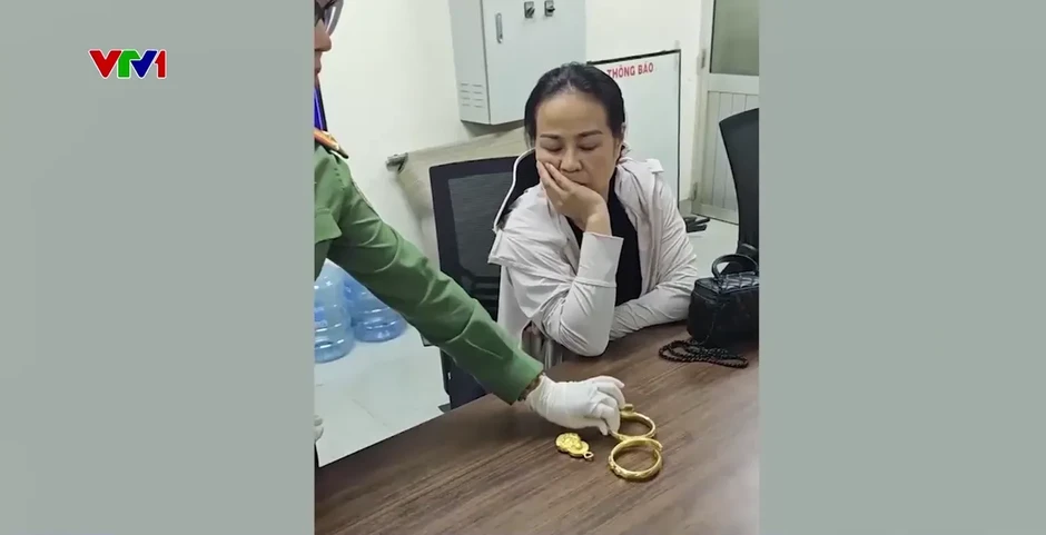 Hơn 2,2kg vàng bị phát hiện trong đường dây buôn lậu xuyên biên giới Hơn 2,2kg vàng bị phát hiện trong đường dây buôn lậu xuyên biên giới