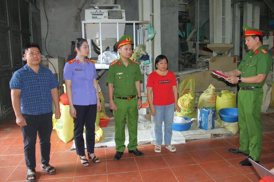Hơn 22 tấn gạo giả thương hiệu Séng Cù bị phát hiện Hơn 22 tấn gạo giả thương hiệu Séng Cù bị phát hiện