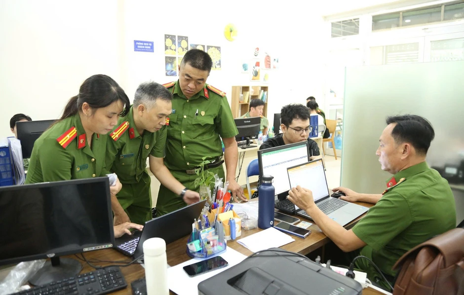 Hơn 250 cảnh sát đồng loạt khám xét 5 doanh nghiệp quan trắc môi trường