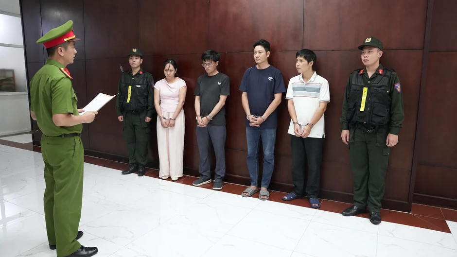 Hơn 250 cảnh sát đồng loạt khám xét 5 doanh nghiệp quan trắc môi trường
