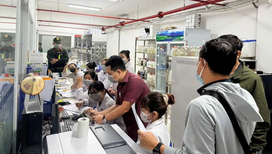 Hơn 250 cảnh sát đồng loạt khám xét 5 doanh nghiệp quan trắc môi trường