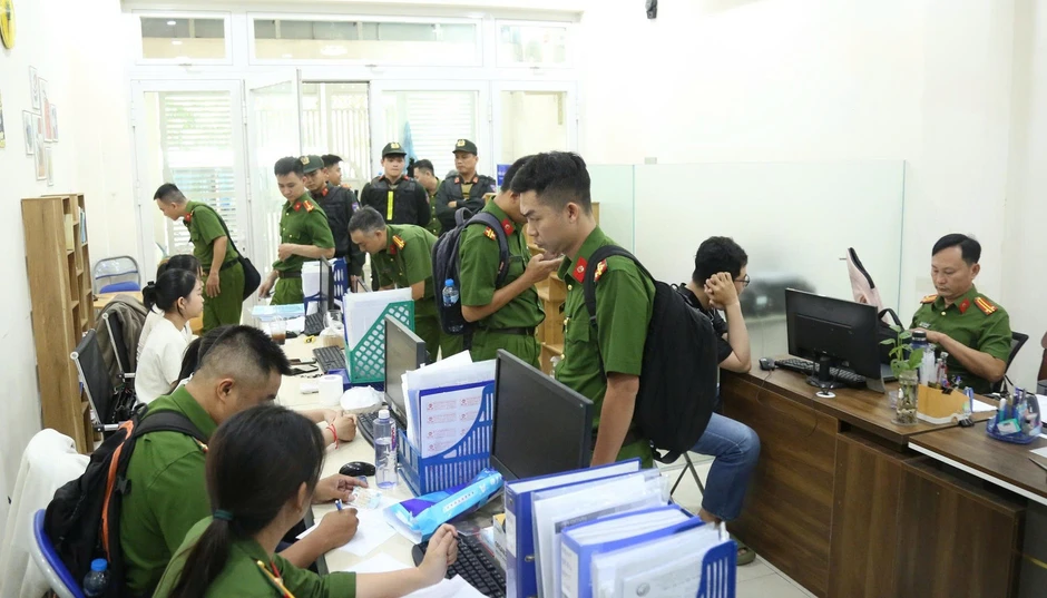 Hơn 250 cảnh sát đồng loạt khám xét 5 doanh nghiệp quan trắc môi trường