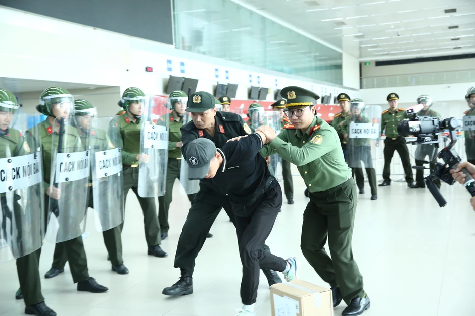 Hơn 300 người diễn tập xử lý tình huống gây rối tại sân bay Nội Bài Hơn 300 người diễn tập xử lý tình huống gây rối tại sân bay Nội Bài