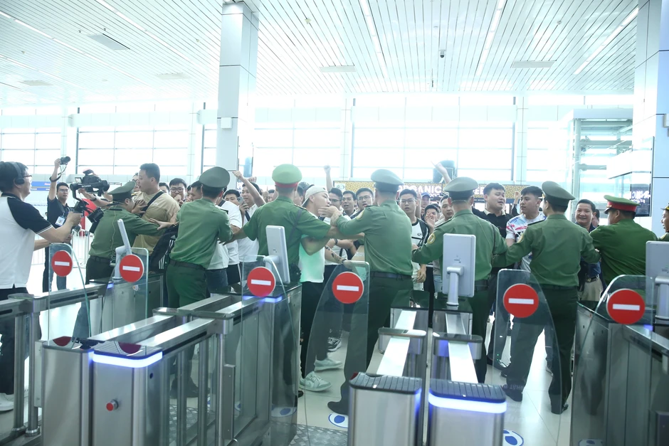 Hơn 300 người diễn tập xử lý tình huống gây rối tại sân bay Nội Bài Hơn 300 người diễn tập xử lý tình huống gây rối tại sân bay Nội Bài