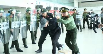 Hơn 300 người diễn tập xử lý tình huống gây rối tại sân bay Nội Bài