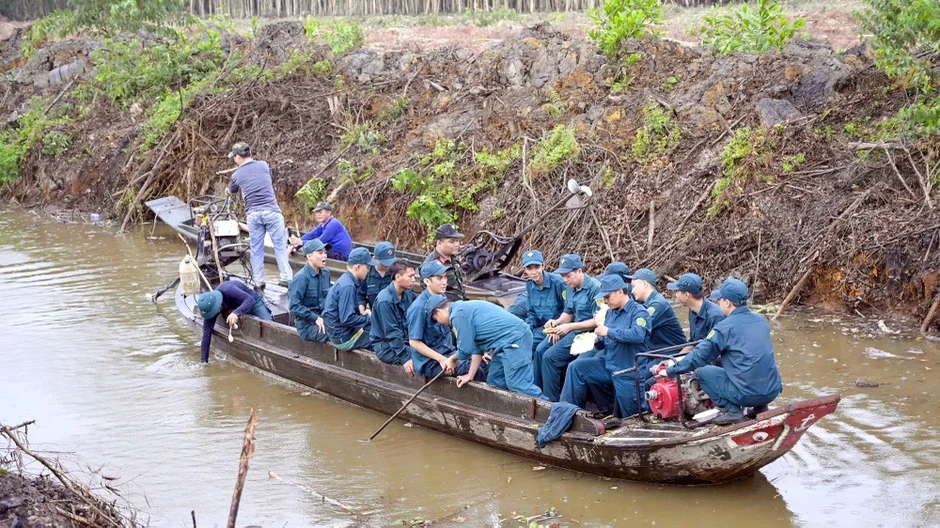 Hơn 300 người xuyên đêm khống chế vụ cháy rừng tại An Giang Hơn 300 người xuyên đêm khống chế vụ cháy rừng tại An Giang