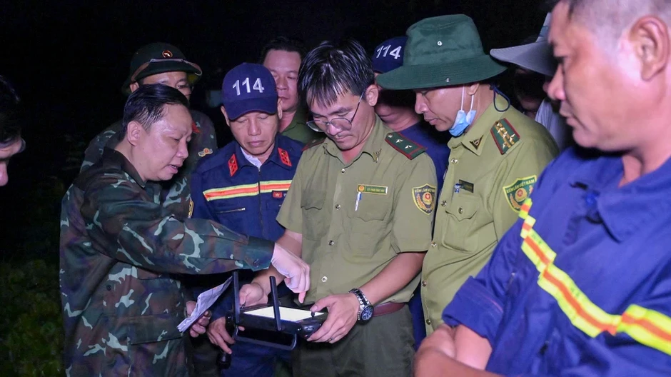 Hơn 300 người xuyên đêm khống chế vụ cháy rừng tại An Giang Hơn 300 người xuyên đêm khống chế vụ cháy rừng tại An Giang