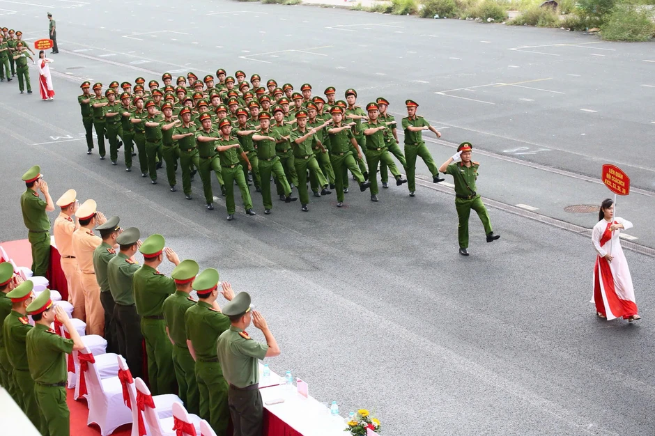 Hơn 3.000 cán bộ, chiến sĩ Công an Hà Nội tham gia tập huấn điều lệnh, quân sự, võ thuật Hơn 3.000 cán bộ, chiến sĩ Công an Hà Nội tham gia tập huấn điều lệnh, quân sự, võ thuật