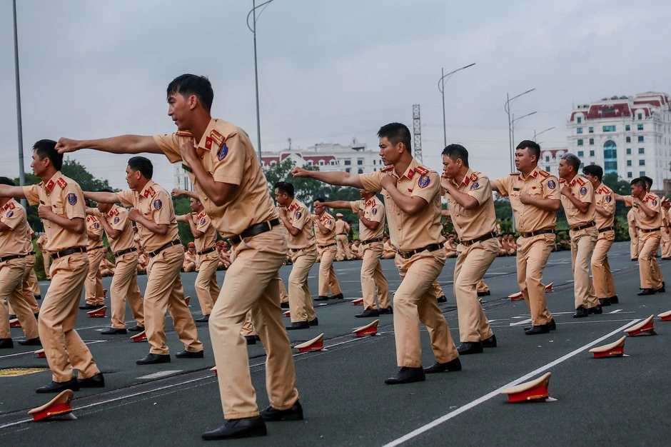 Hơn 3.000 cán bộ, chiến sĩ Công an Hà Nội tham gia tập huấn điều lệnh, quân sự, võ thuật Hơn 3.000 cán bộ, chiến sĩ Công an Hà Nội tham gia tập huấn điều lệnh, quân sự, võ thuật