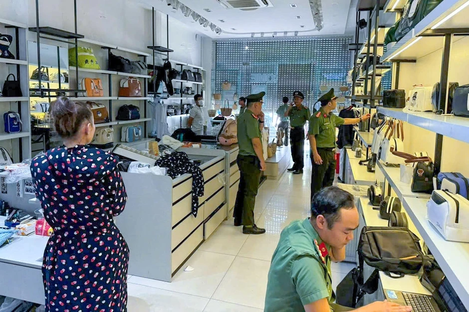 Hơn 3.600 món hàng hiệu giả trong cửa hàng nhờ người Việt đứng tên