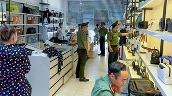 Hơn 3.600 món hàng hiệu giả trong cửa hàng nhờ người Việt đứng tên