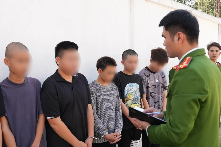 Hơn 500 cán bộ, chiến sĩ Công an Nghệ An ra quân trấn áp 'boy phố' Hơn 500 cán bộ, chiến sĩ Công an Nghệ An ra quân trấn áp 'boy phố'