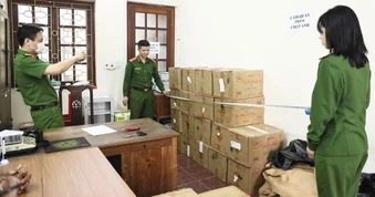 Hơn 7 tạ pháo hoa nổ "ẩn mình" dưới 60 tấn sắn khô