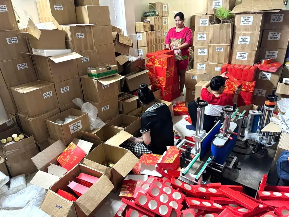 Hơn 70.000 hũ yến chưng sẵn được làm giả như thế nào? Hơn 70.000 hũ yến chưng sẵn được làm giả như thế nào?
