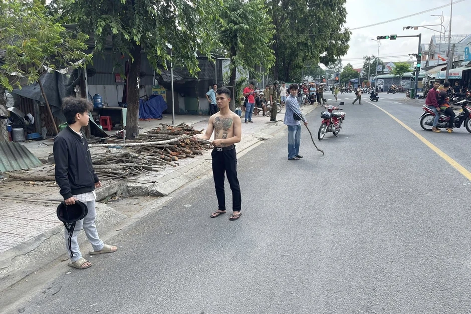 Hỗn chiến sau đá bóng, 9 người ở TPHCM bị khởi tố Hỗn chiến sau đá bóng, 9 người ở TPHCM bị khởi tố
