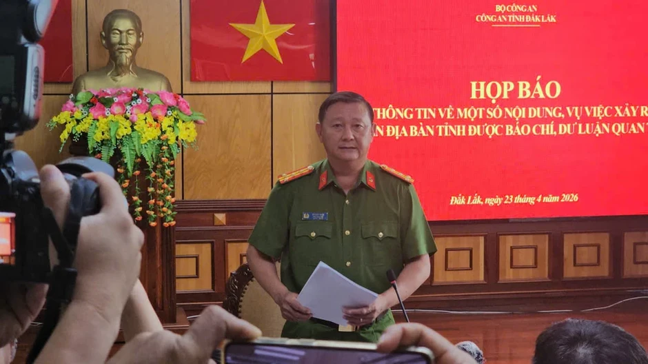 Họp báo Đắk Lắk: Thiếu tá CSGT ở Đắk Lắk bị khởi tố vì không cứu giúp học sinh bị tai nạn Họp báo Đắk Lắk: Thiếu tá CSGT ở Đắk Lắk bị khởi tố vì không cứu giúp học sinh bị tai nạn