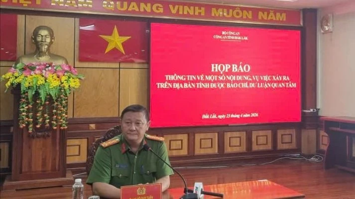 Họp báo Đắk Lắk: Thiếu tá CSGT ở Đắk Lắk bị khởi tố vì không cứu giúp học sinh bị tai nạn Họp báo Đắk Lắk: Thiếu tá CSGT ở Đắk Lắk bị khởi tố vì không cứu giúp học sinh bị tai nạn