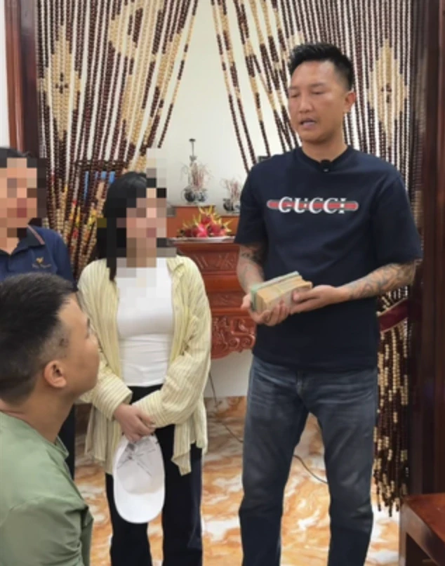 Huấn "Hoa Hồng" phát tiền cho người dân vùng lũ Lai Châu như thế nào? Huấn "Hoa Hồng" phát tiền cho người dân vùng lũ Lai Châu như thế nào?