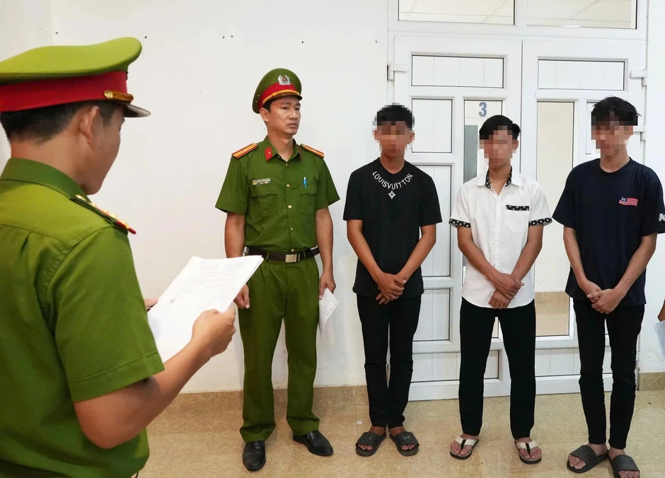 Huế: Khởi tố 3 bị can bốc đầu xe máy, lạng lách trên quốc lộ 49B Huế: Khởi tố 3 bị can bốc đầu xe máy, lạng lách trên quốc lộ 49B
