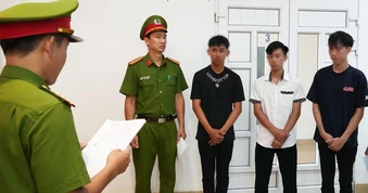 Huế: Khởi tố 3 bị can bốc đầu xe máy, lạng lách trên quốc lộ 49B