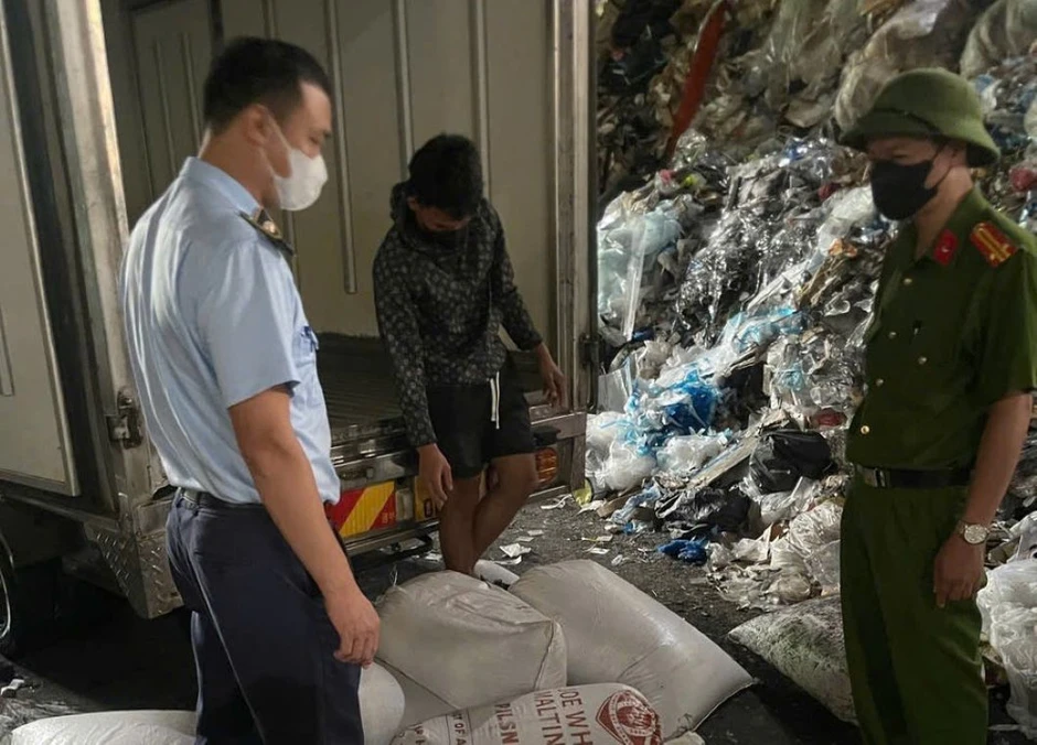 Hưng Yên phát hiện gần 500kg lòng lợn đang phân hủy trên đường đi tiêu thụ