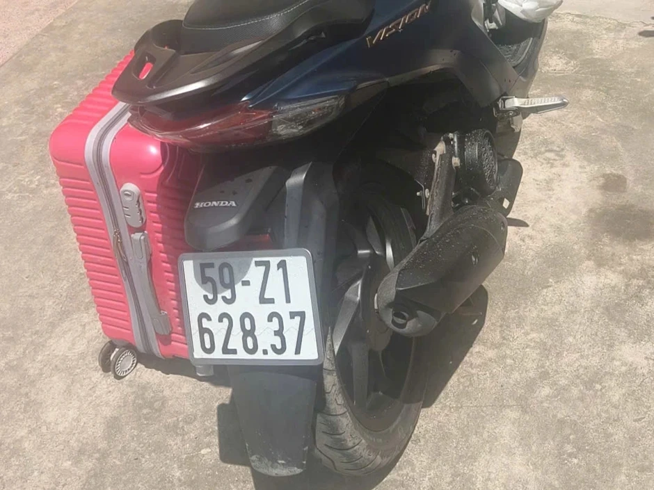 Kề dao cướp vàng của nữ chủ quán cà phê ở TPHCM rồi gom đồ rủ vợ bỏ trốn Kề dao cướp vàng của nữ chủ quán cà phê ở TPHCM rồi gom đồ rủ vợ bỏ trốn