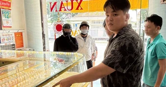 Kề dao cướp vàng của nữ chủ quán cà phê ở TPHCM rồi gom đồ rủ vợ bỏ trốn