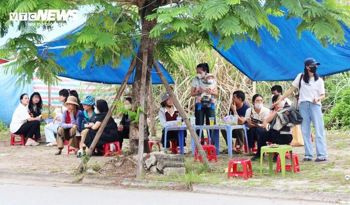 Kẻ nổ súng khiến thiếu tá công an Quảng Ninh hy sinh bị dẫn giải tới toà Kẻ nổ súng khiến thiếu tá công an Quảng Ninh hy sinh bị dẫn giải tới toà