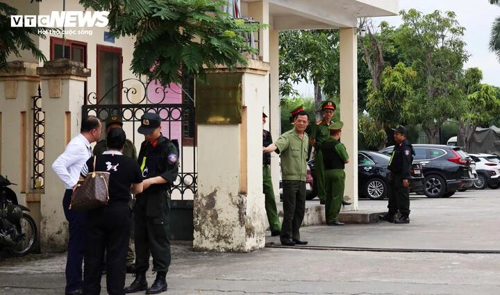 Kẻ nổ súng khiến thiếu tá công an Quảng Ninh hy sinh bị dẫn giải tới toà Kẻ nổ súng khiến thiếu tá công an Quảng Ninh hy sinh bị dẫn giải tới toà