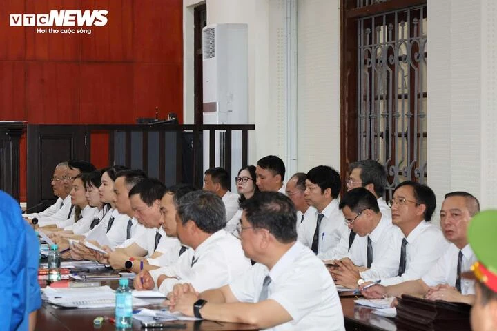 Kẻ nổ súng khiến thiếu tá công an Quảng Ninh hy sinh bị dẫn giải tới toà Kẻ nổ súng khiến thiếu tá công an Quảng Ninh hy sinh bị dẫn giải tới toà