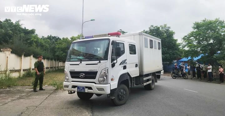Kẻ nổ súng khiến thiếu tá công an Quảng Ninh hy sinh bị dẫn giải tới toà Kẻ nổ súng khiến thiếu tá công an Quảng Ninh hy sinh bị dẫn giải tới toà