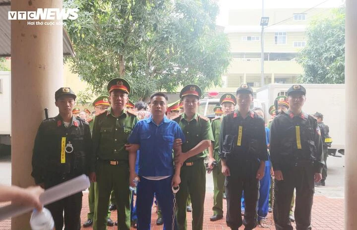 Kẻ nổ súng khiến thiếu tá công an Quảng Ninh hy sinh bị dẫn giải tới toà Kẻ nổ súng khiến thiếu tá công an Quảng Ninh hy sinh bị dẫn giải tới toà