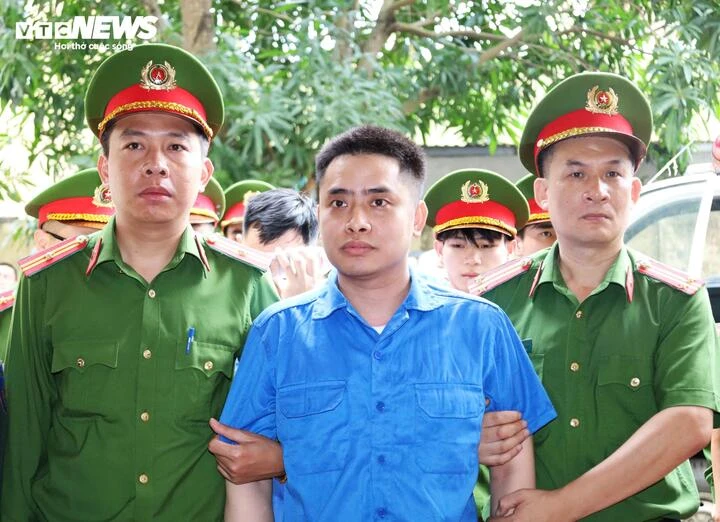 Kẻ nổ súng khiến thiếu tá công an Quảng Ninh hy sinh bị dẫn giải tới toà Kẻ nổ súng khiến thiếu tá công an Quảng Ninh hy sinh bị dẫn giải tới toà