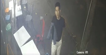 Kẻ trộm bị Công an TPHCM bắt do nhìn chằm chằm vào camera