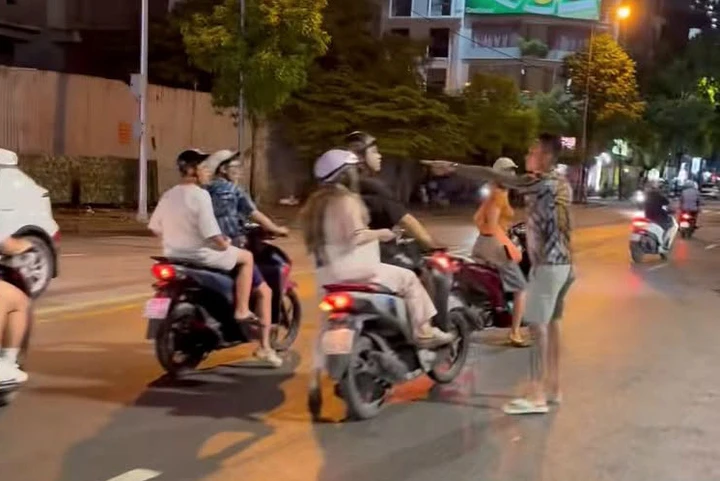 Kẻ xăm trổ hành hung nam thanh niên trên phố Hà Nội không có mặt ở địa phương Kẻ xăm trổ hành hung nam thanh niên trên phố Hà Nội không có mặt ở địa phương