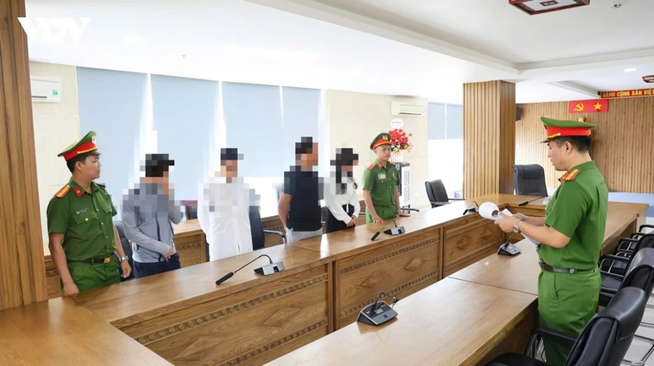 Khai trừ Đảng 7 cán bộ phường ở Đà Nẵng bị công an khởi tố vì nhận hối lộ Khai trừ Đảng 7 cán bộ phường ở Đà Nẵng bị công an khởi tố vì nhận hối lộ