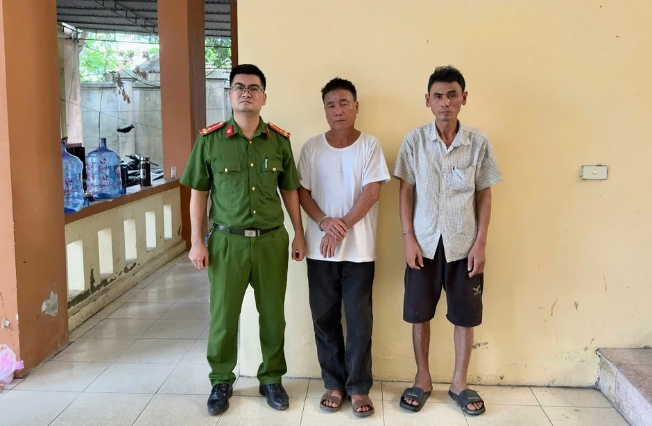 Khám chỗ ở của kẻ bán ma túy, công an phát hiện súng và vỏ đạn Khám chỗ ở của kẻ bán ma túy, công an phát hiện súng và vỏ đạn
