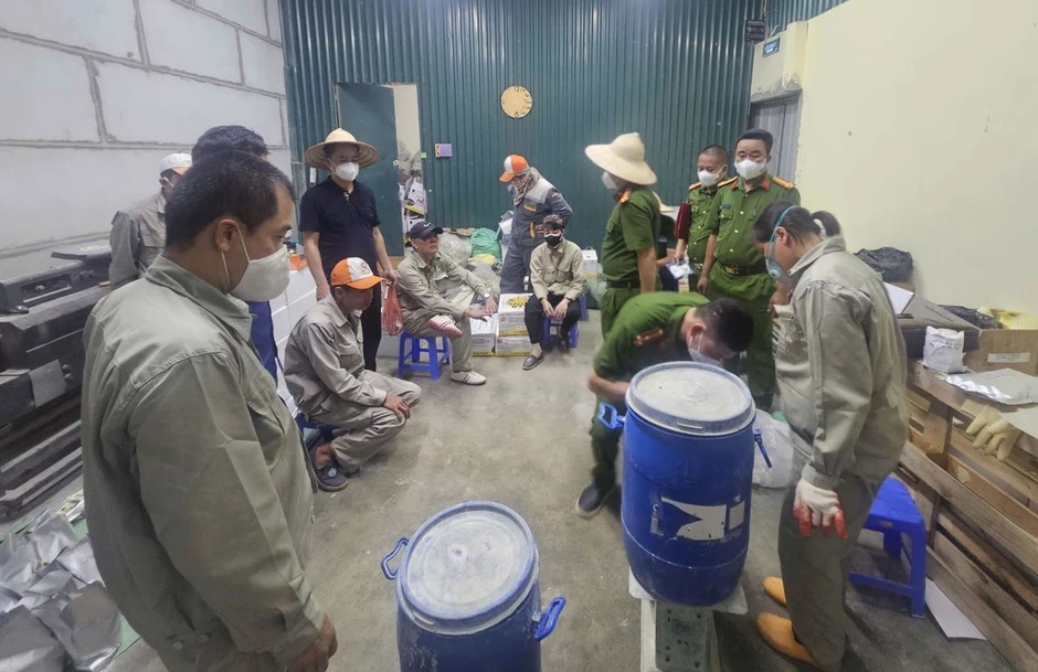 Khám xét cơ sở có dấu hiệu sản xuất thuốc diệt mối giả quy mô lớn ở Phú Thọ Khám xét cơ sở có dấu hiệu sản xuất thuốc diệt mối giả quy mô lớn ở Phú Thọ