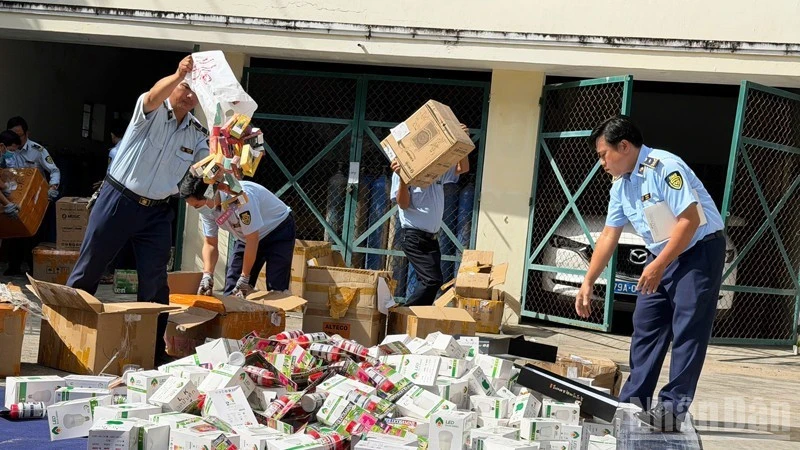 Khánh Hòa siết chặt “trận tuyến” chống buôn lậu, gian lận thương mại và hàng giả Khánh Hòa siết chặt “trận tuyến” chống buôn lậu, gian lận thương mại và hàng giả