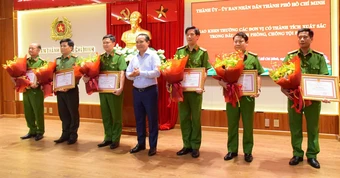 Khen thưởng lực lượng bắt giữ 2 nghi phạm Samoa nổ súng giết người tại phường Bến Thành