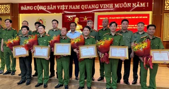 Khen thưởng 'nóng' 6 tập thể phá án thành công vụ nổ súng ở Bến Thành
