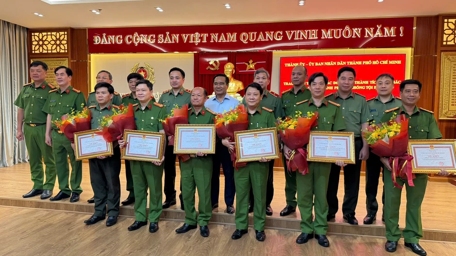 Khen thưởng 'nóng' 6 tập thể phá án thành công vụ nổ súng ở phường Bến Thành Khen thưởng 'nóng' 6 tập thể phá án thành công vụ nổ súng ở phường Bến Thành