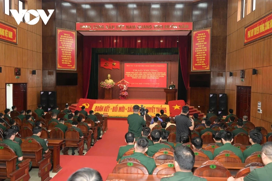 Khen thưởng nóng lực lượng phá 3 chuyên án lớn trên biên giới Lào Cai Khen thưởng nóng lực lượng phá 3 chuyên án lớn trên biên giới Lào Cai