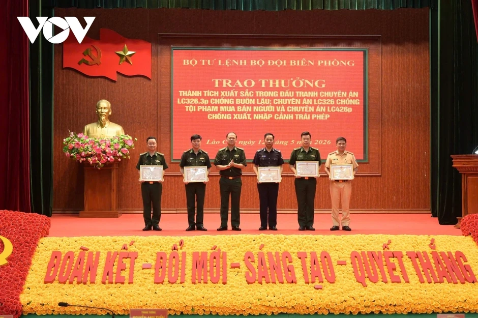 Khen thưởng nóng lực lượng phá 3 chuyên án lớn trên biên giới Lào Cai Khen thưởng nóng lực lượng phá 3 chuyên án lớn trên biên giới Lào Cai