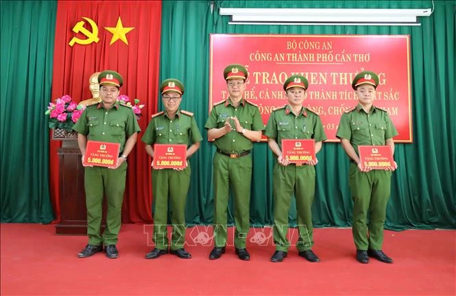 Khen thưởng thành tích triệt phá đường dây trộm cắp xe máy liên tỉnh Khen thưởng thành tích triệt phá đường dây trộm cắp xe máy liên tỉnh