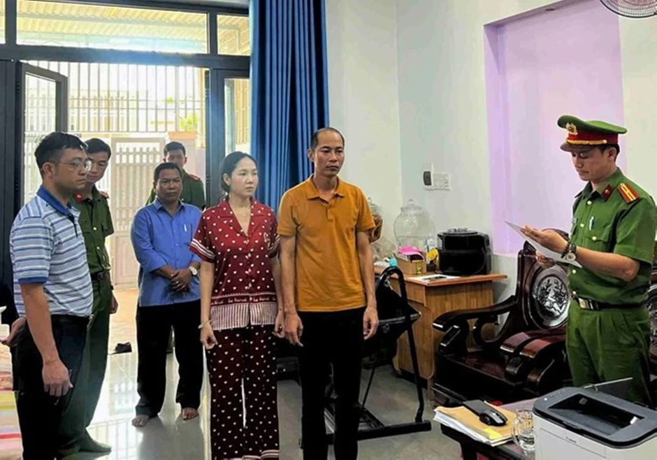 Khen thưởng vụ triệt phá chuỗi nha khoa 'chui' đưa hối lộ cho cán bộ y tế Khen thưởng vụ triệt phá chuỗi nha khoa 'chui' đưa hối lộ cho cán bộ y tế