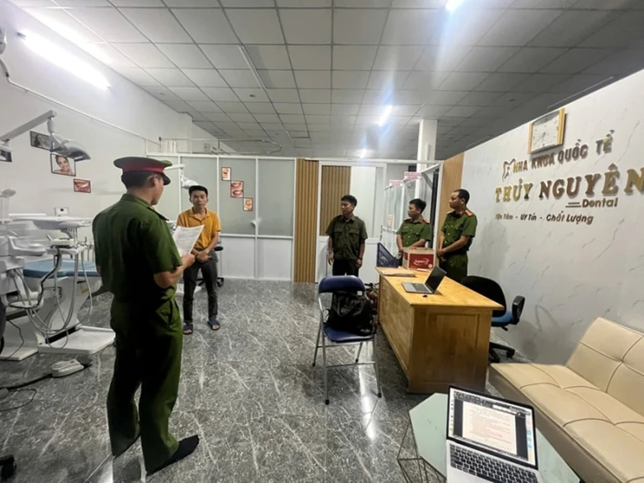 Khen thưởng vụ triệt phá chuỗi nha khoa 'chui' đưa hối lộ cho cán bộ y tế Khen thưởng vụ triệt phá chuỗi nha khoa 'chui' đưa hối lộ cho cán bộ y tế