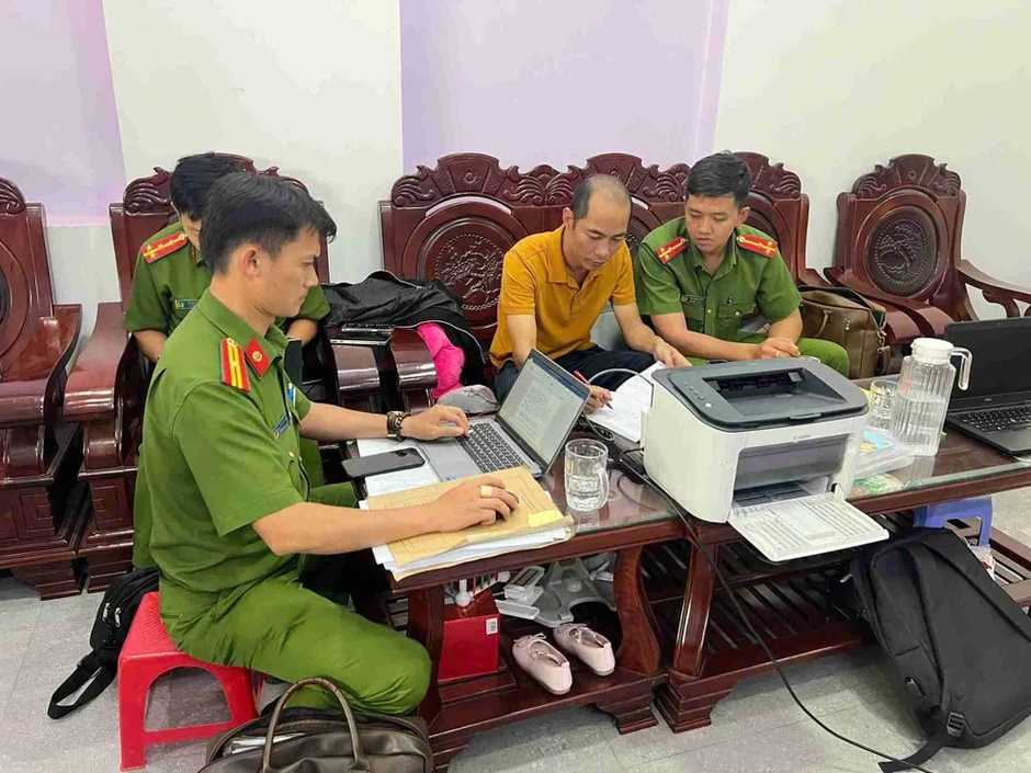 Khen thưởng vụ triệt phá chuỗi nha khoa 'chui' đưa hối lộ cho cán bộ y tế Khen thưởng vụ triệt phá chuỗi nha khoa 'chui' đưa hối lộ cho cán bộ y tế
