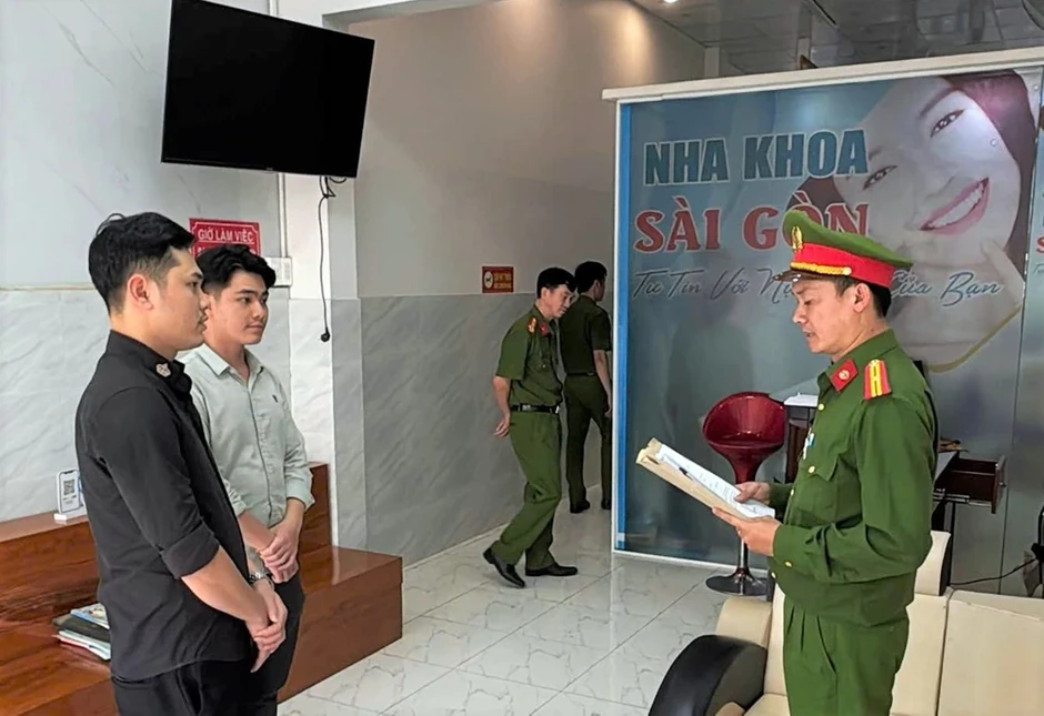 Khen thưởng vụ triệt phá chuỗi nha khoa 'chui' đưa hối lộ cho cán bộ y tế Khen thưởng vụ triệt phá chuỗi nha khoa 'chui' đưa hối lộ cho cán bộ y tế