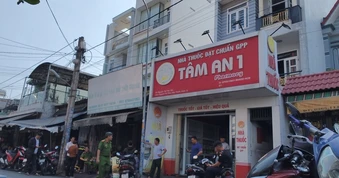Khoảnh khắc cứu nhiều người thoát khỏi đám cháy nhà ở phường Tân Thới Hiệp